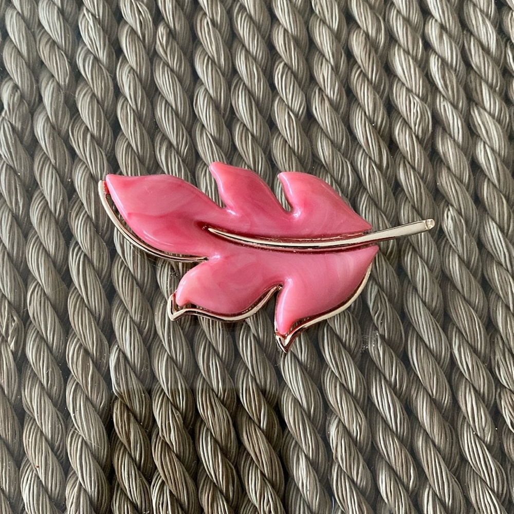 Sarah Cov marked pink swirl lucite leaf brooch